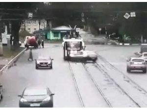 Telefonda Konuştuğu Kişiye Kızınca Aracıyla Yayaları Ezdi