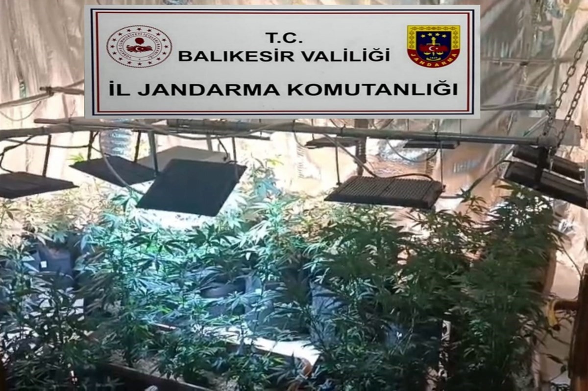 balikesir-de-jandarmadan-uyusturucu-serasina-cevrilen-evlere-baskin-12-gozalti