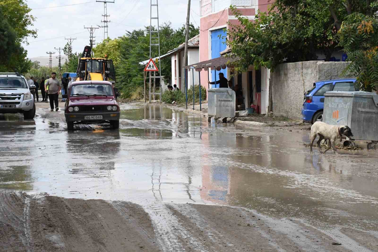yozgat-ta-iki-saatlik-saganak-sele-donustu-evler-bahceler-ve-tarim-arazileri-zarar-gordu