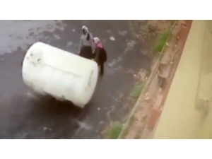 İki Kadın Hırsız 2 Bin 500 Kilogramlık Su Deposunu Çaldı