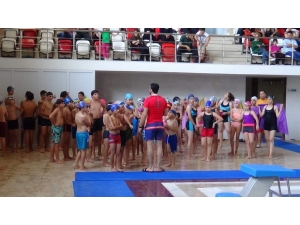 Yüzücüler Elde Ettikleri Birincilikleri Mehmetçiğe Armağan Etti