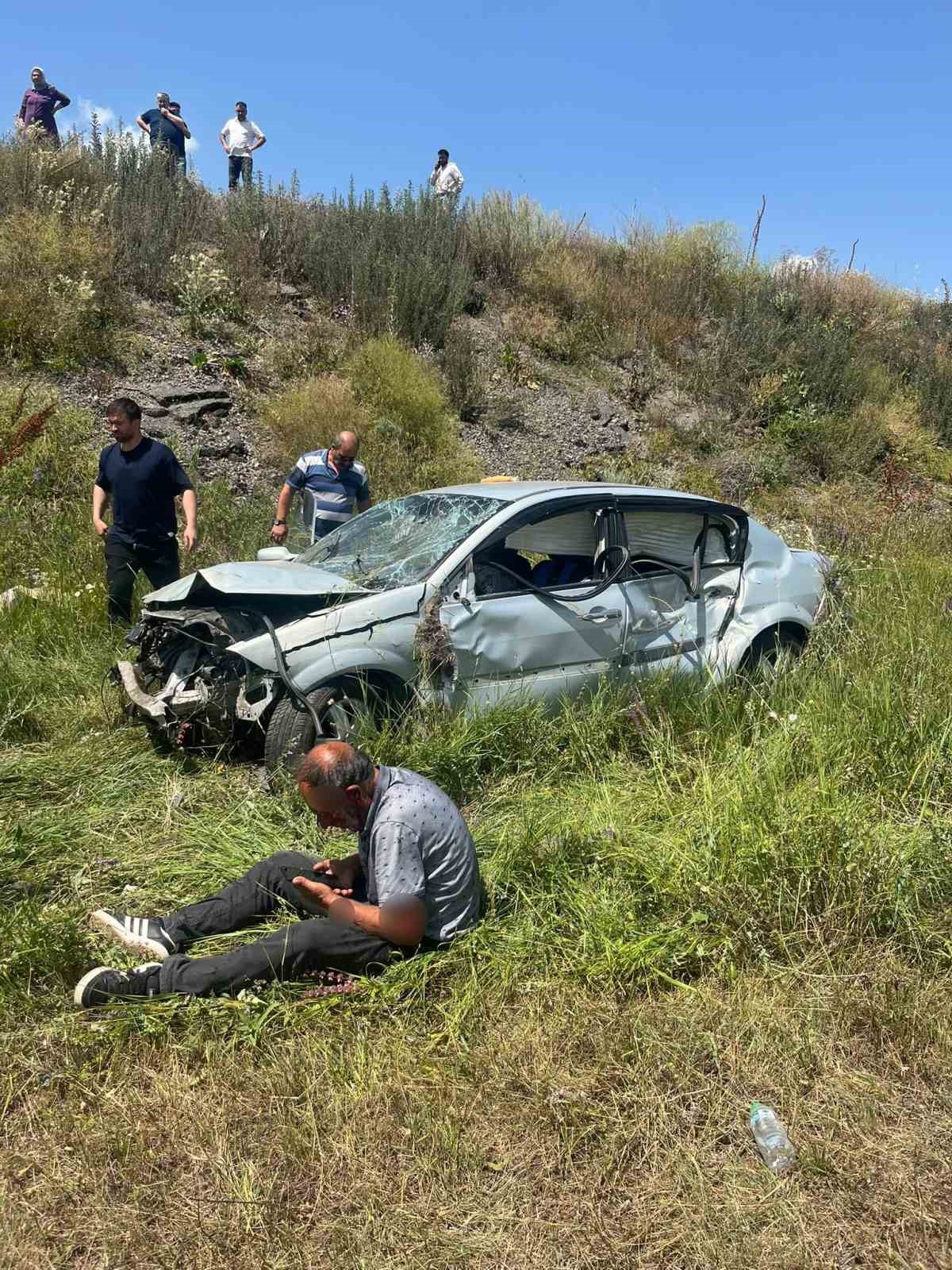 kars-ta-otomobil-sarampole-devrildi-2-yarali