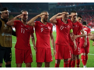 Uefa, Millilerin Asker Selamını İncelemeye Aldı