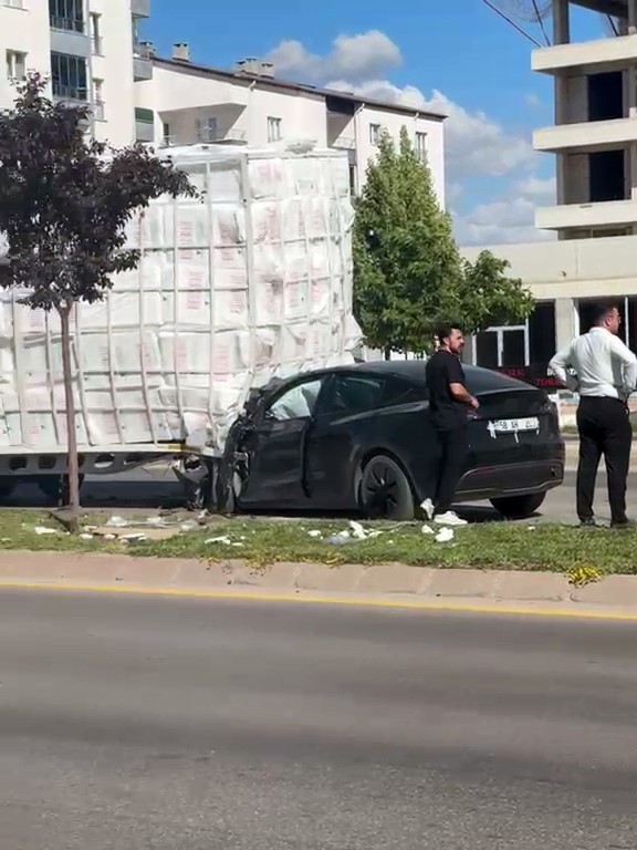 dorseye-carpan-tesla-hurdaya-dondu-1-yarali