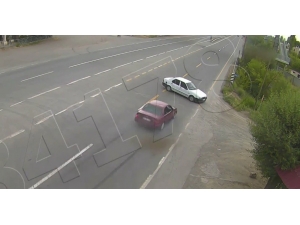 Trafik Kazası Şehir Polis Kamerasına Yansıdı