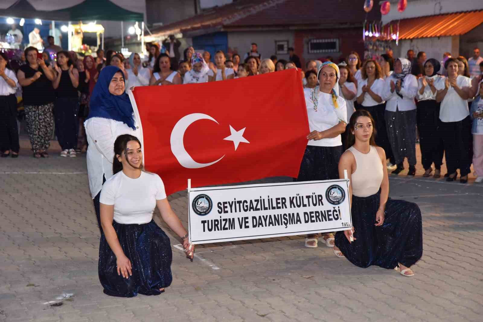 seyitgazi-deki-salvar-gecesi-nde-renkli-goruntuler