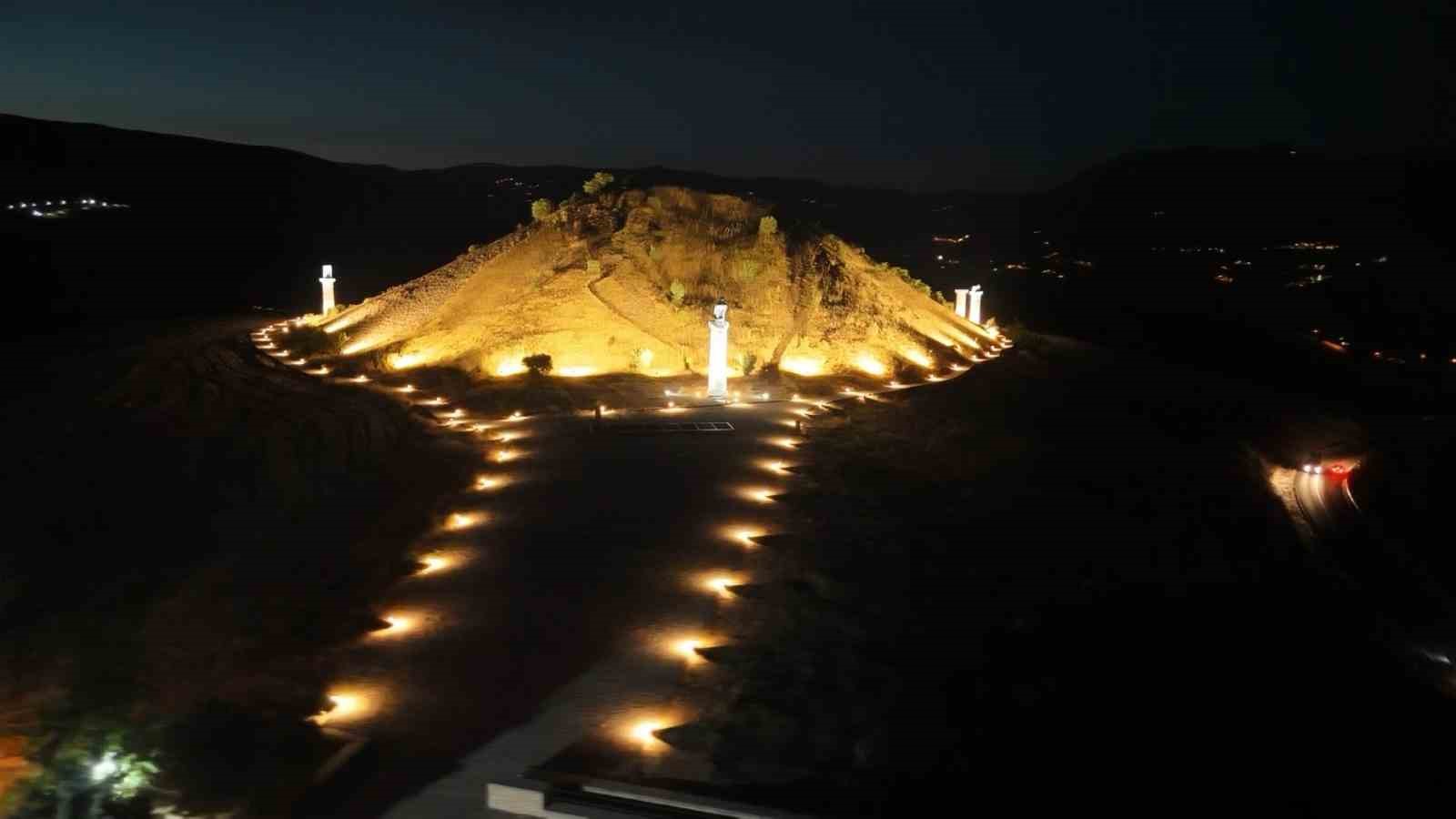kraliceler-mezarligi-gece-de-ziyarete-acildi