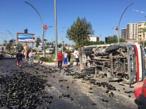 Sebze Yüklü Kamyonetler Çarpıştı: 2 Yaralı