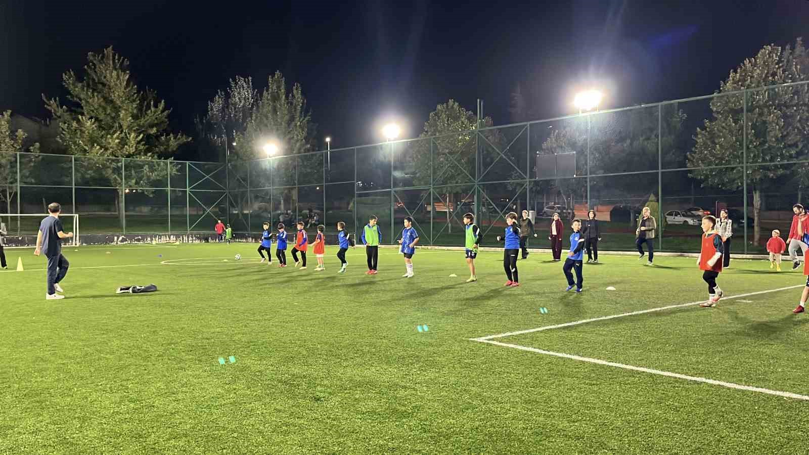corum-da-vatandaslar-parkta-bulusup-saglikli-yasam-icin-egzersiz-yapti