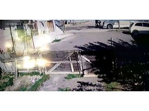 Pendik’te 15 Yaşındaki Çocuğun Kullandığı Minibüs Bisikletliye Böyle Çarptı