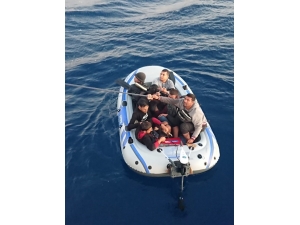 Lastik Botla Kaçarken Yakalandılar