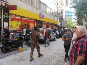 Fatih’te Bir Kişi ’Beni Öldürecekler’ Diyerek Kendini Markete Kitledi
