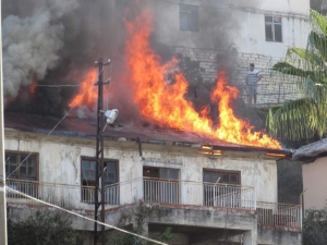 Antalya’da Metruk Binada Yangın