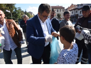 Çocuklar Çöp Toplamak İçin Bir Birleriyle Yarıştılar