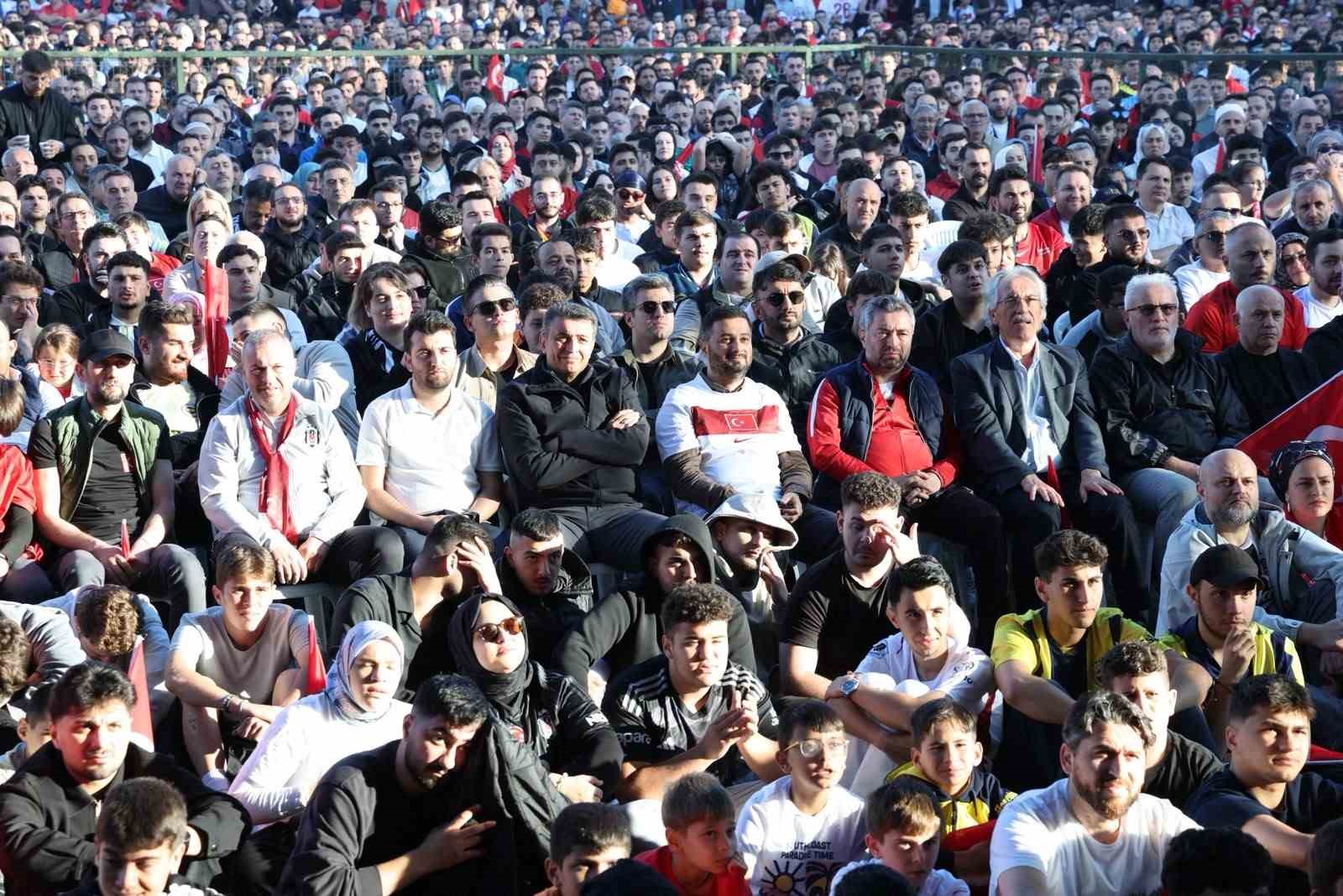 kagithane-de-dunya-kupasi-heyecani-dev-ekranlarda-yasandi