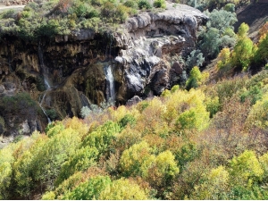 Dipsizgöl Şelalesi Büyülüyor