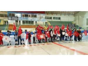 Buz Patenciler Mehmetciğin Yanında