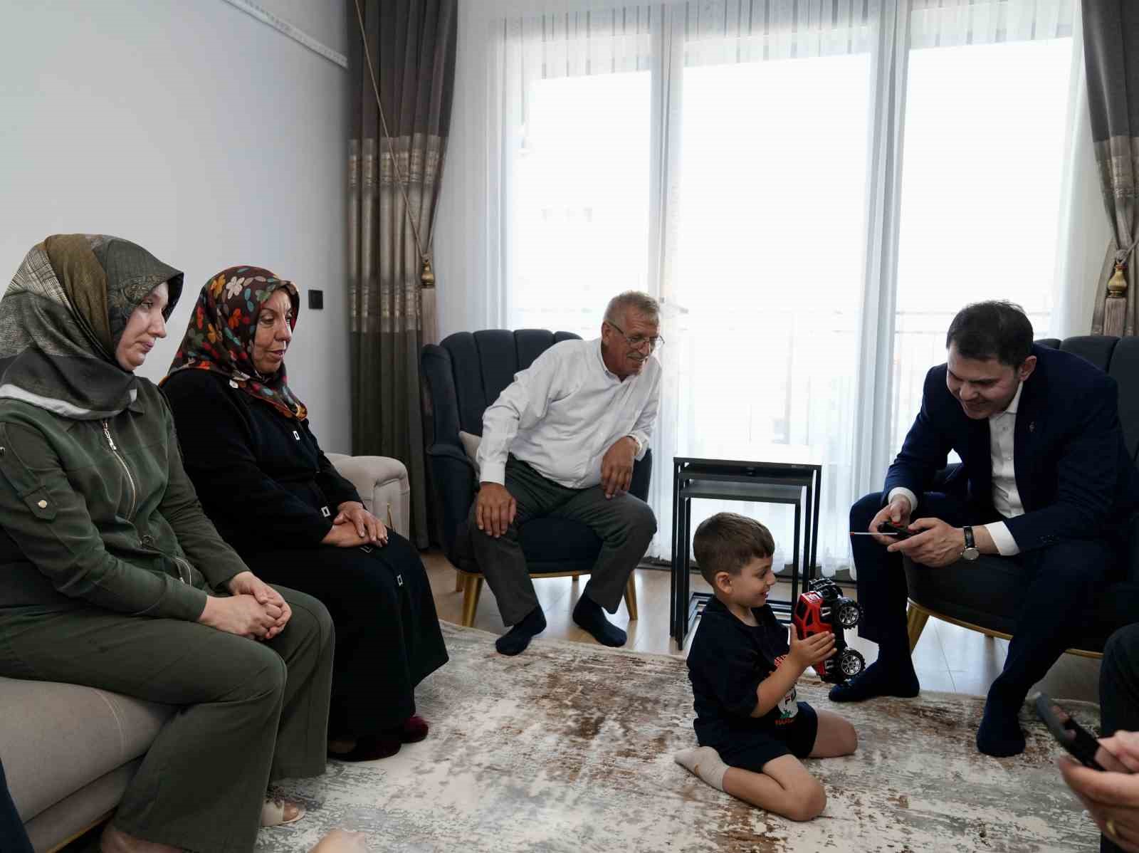 bakan-kurum-dan-depremzede-yusuf-ve-dedesine-ziyaret