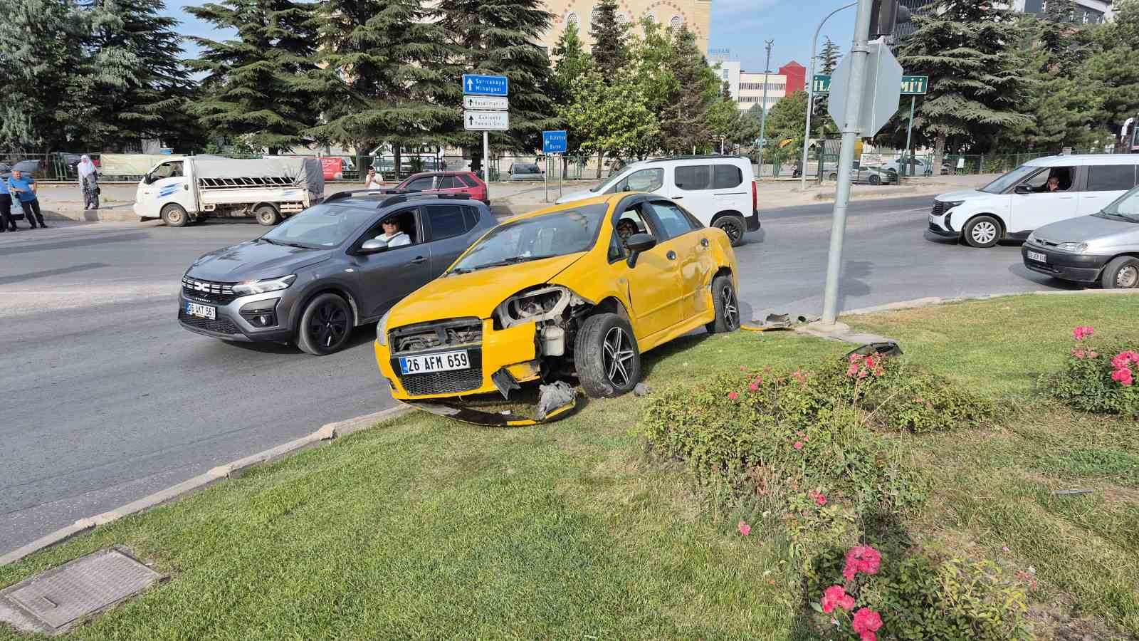 eskisehir-de-arac-ile-carpisan-otomobil-kavsaktaki-refuje-cikti