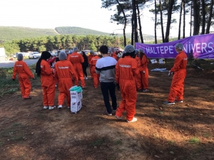 Üniversitelilerin ‘Koşarak Çöp Toplama’ Yarışı