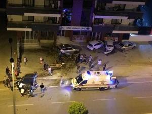 Kontrolden Çıkan Otomobil Ortalığı Savaş Alanına Çevirdi