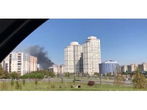 Esenyurt’ta 4 Katlı Binanın Çatısında Yangın Çıktı. Olay Yerine Çok Sayıda İtfaiye Ekibi Sevk Edildi.