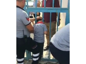 Başı Demir Parmaklıklara Sıkışan Çocuğu İtfaiye Kurtardı