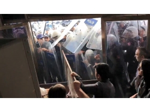 Hdp Önünde Açıklama Yapmak İsteyen Grup Polise Saldırdı