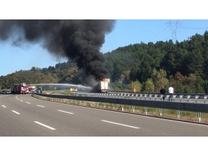 Tem Otoyolu’nda Tır Yanıyor