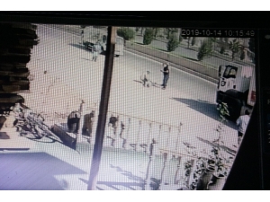 Dondurma Almaya Giderken Kamyon Çarptı