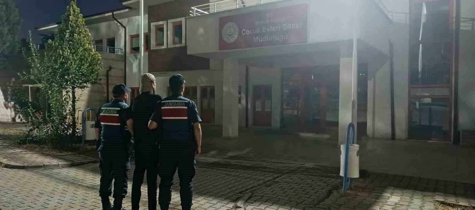 bilecik-te-ikamet-izni-gecici-koruma-kimlik-belgesi-bulunmadigi-halde-seyahat-eden-4-suriyeli-yakalandi