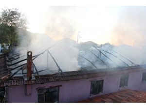 Ocakta Unutulan Yemek İki Kardeşin Evlerini Küle Çevirdi