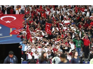 Stade De France’tan Mehmetçik’e Selam