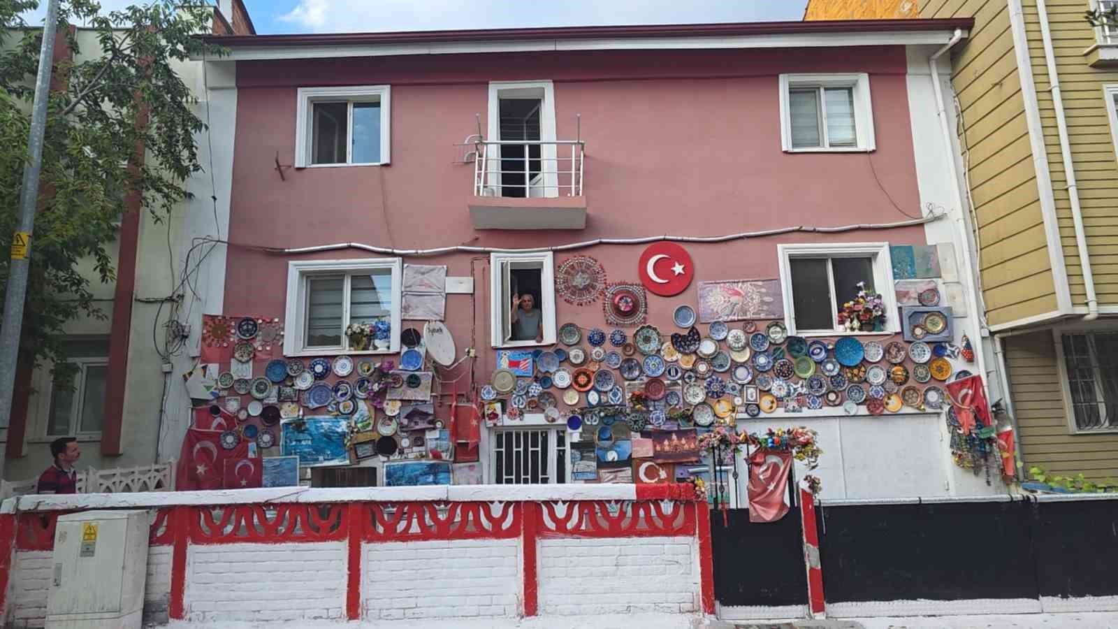 evinin-dis-cephesini-kutahya-ya-ozgu-cini-tabaklarla-kapladi