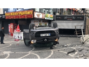 Beylikdüzü’nde İki Aracın Karıştığı Kaza Anı Kamerada