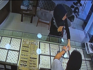 Yerde Bulduğu 13 Bin Dolar Bulunan Paketi ‘Sahibi Bulunsun’ Diyerek Dükkana Teslim Etti