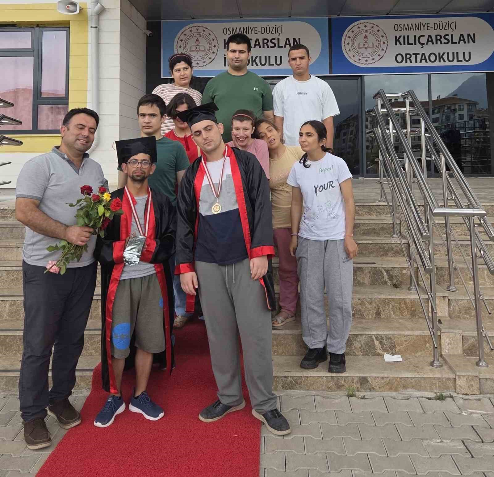 osmaniye-de-ozel-ogrencilerin-mezuniyet-sevinci