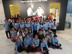 Oyuncaklarını Kardeşleri İle Paylaştılar