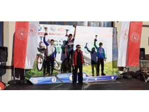 Bisikletçiler Madalyalar İle Döndü