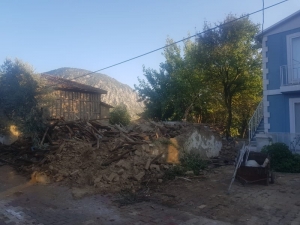 Tehlike Saçan Metruk Binalar Yıkılıyor