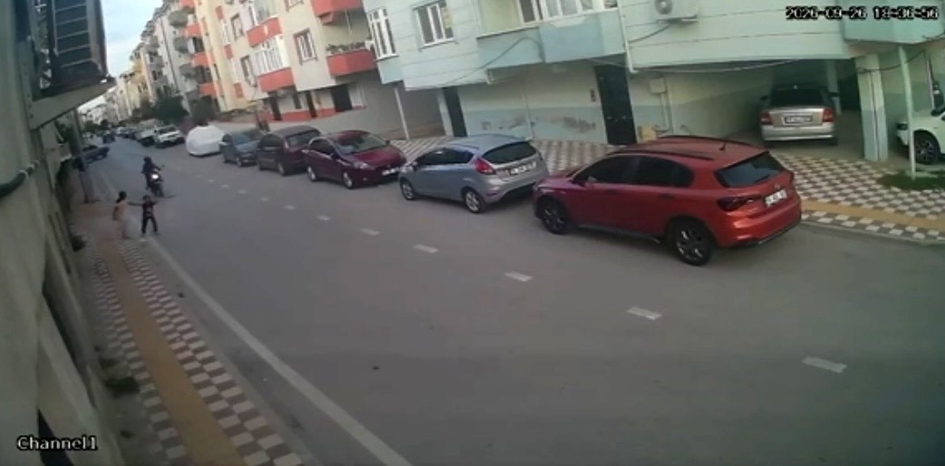 aniden-yola-cikan-cocuga-motosiklet-carpti-kaza-ani-kamerada