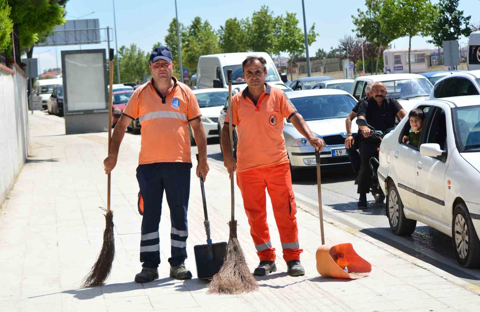 corum-da-yolda-kalan-surucunun-yardimina-belediye-temizlik-personeli-kostu