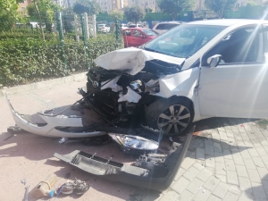 Beylikdüzü’nde İki Araç Kafa Kafaya Çarpıştı: 4 Yaralı