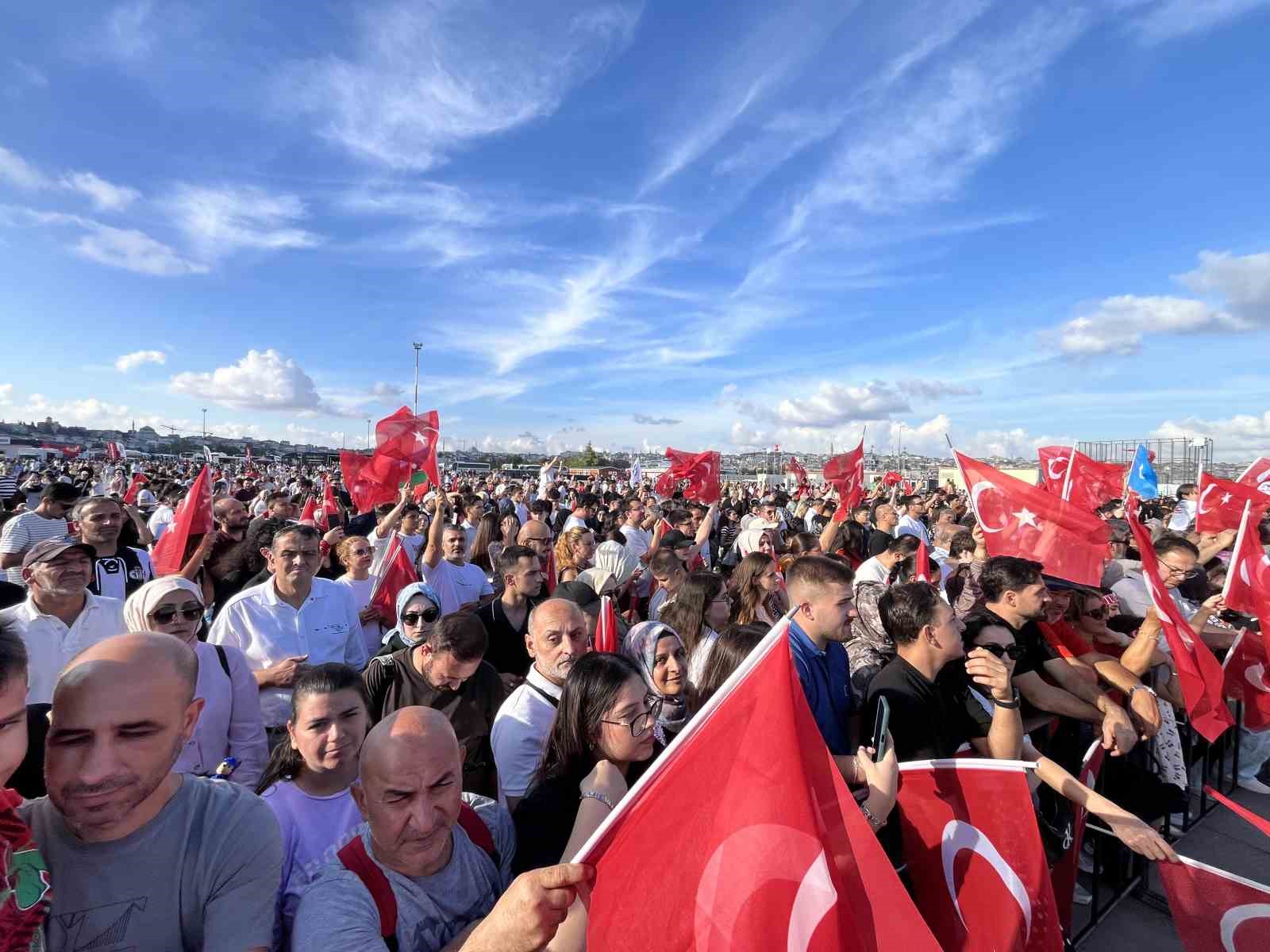 soloturk-ten-zafer-bayrami-icin-istanbul-da-nefes-kesen-gosteri