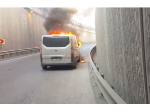 Esenyurt’ta Bulunan Bir Alt Geçitte Ticari Minibüs Alev Alev Yandı
