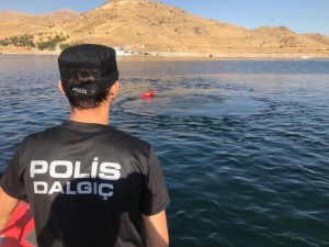 Feribottan Atladı, Dalgıç Polisler Aramaya Başladı