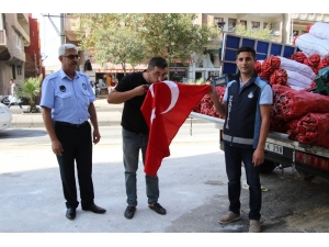 Haliliye’de Vatandaşlara Türk Bayrağı Dağıtıldı