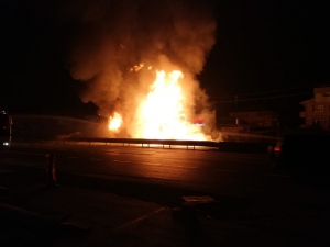 Bariyerlere Çarpan Tır Alev Alev Yandı