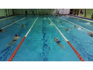 Yunusemre’de Kış Yüzme Kursları Başladı