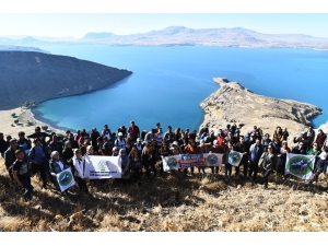 Dağcılar Van Gölü’nün Temiz Kalması İçin Tırmanmaya Devam Ediyor